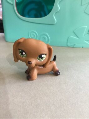 2006 Littlest Pet Shop Dachshund #307 with Blue/Grey Magnet